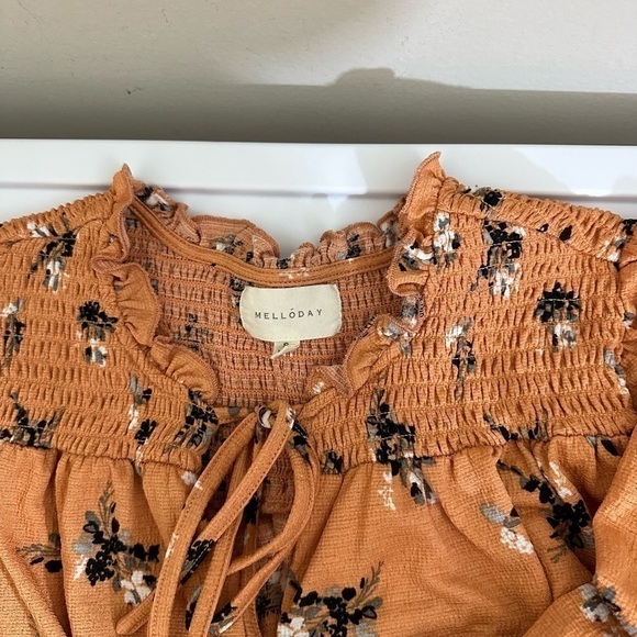 Melloday sz sm top in a pumpkin color with a floral print. Ruching front & back - Picture 2 of 16